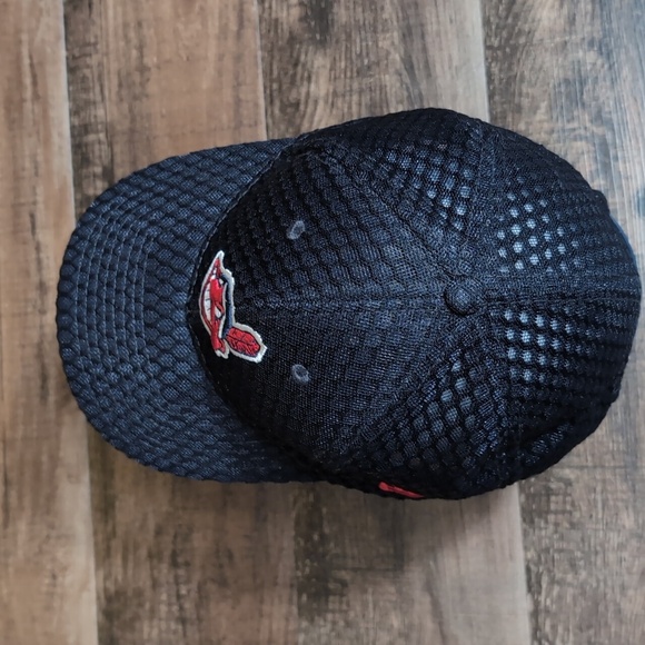 New Era Cleveland Indians Genuine Merchandise Textured Mesh Snap Back In Black - Picture 6 of 10